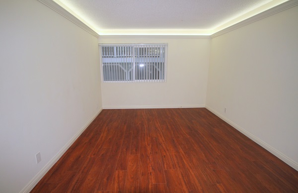 Very Large Bedroom with wall-to wall mirrored closet Very Large Bedroom with wall-to wall mirrored closet