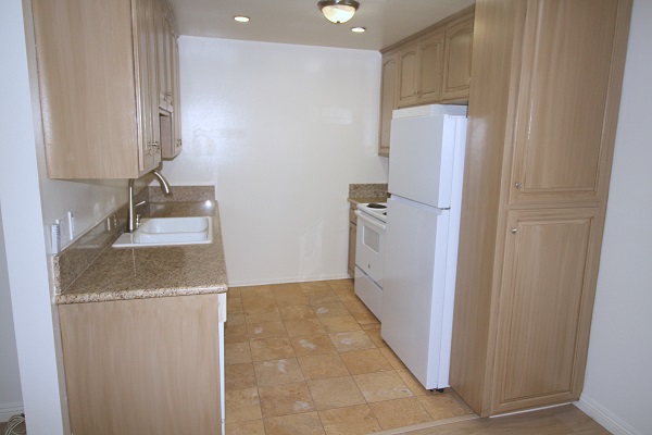 Fully equipped Kitchen with custom cabinets