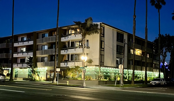 Luxura Apartment Building Steps from the Beach