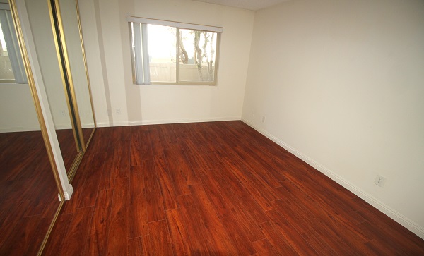 Bedroom with Hardwood floor and Mirrored Closet Doors Large Bedroom with mirrored closet doors and hardwood floor